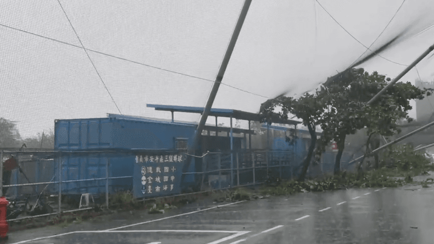 丹娜絲摧毀一座棒球場！護網「直插路中央」　台南災情嚴峻