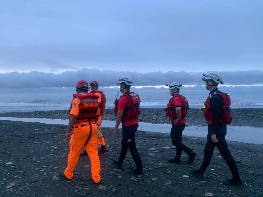 影/颱風天太拚命！夜半衝出海口捕魚　慘遭浪捲「生死不明」