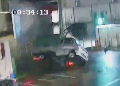 影/颱風巨力片！丹娜絲肆虐雲林北港「小貨車2秒翻覆」