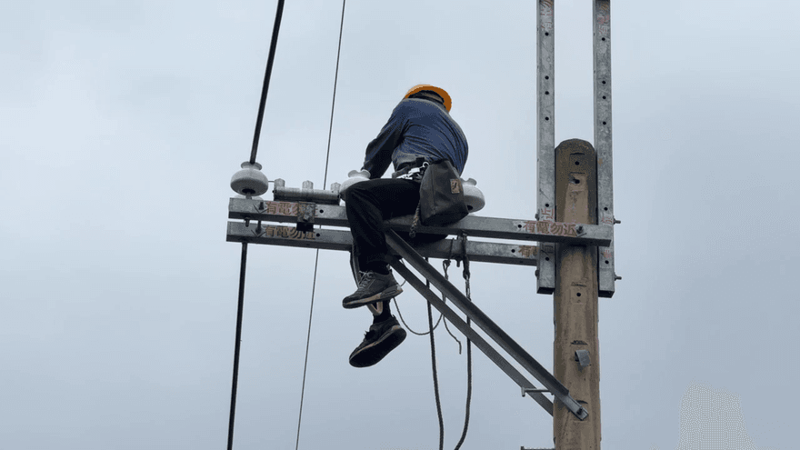台中恐怖墜樓！75歲翁纏繞電線倒掛3樓外牆　斷電救下已死亡