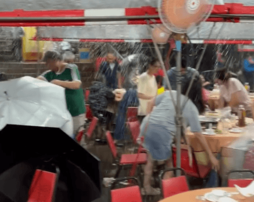 正港流水席！14級狂風暴雨「撐傘照吃」　他笑：越吃越大碗