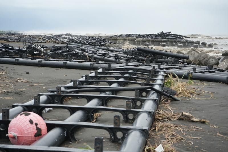 一個颱風「海上光電」破功　佳冬沿岸堆逾1公里浮台
