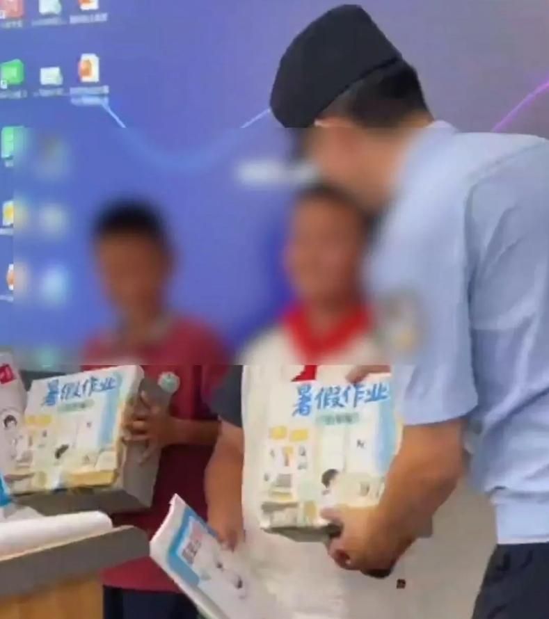 這花不對勁！陸童攔警車助破非法種罌粟　獲贈「暑假作業」傻了