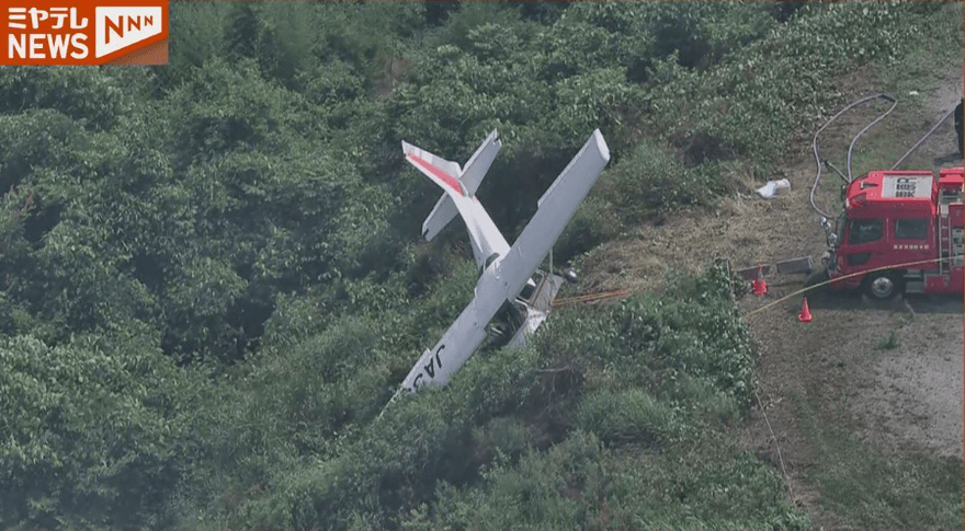 影/日小飛機「衝出跑道」險墜崖　機身卡灌木叢「2人獲救」