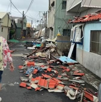 影/丹娜絲重創台南！老屋掀頂、電線桿傾倒　居民盼援助