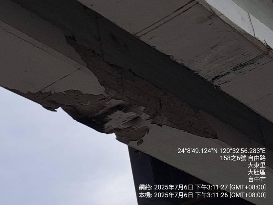 影/硬要過！台中拖板車載機具「刷卡天橋」　水泥碎了一地