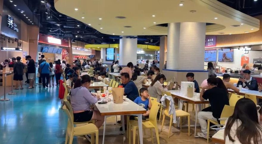 影/高雄爽賺颱風假？停班課人潮擠爆百貨美食街