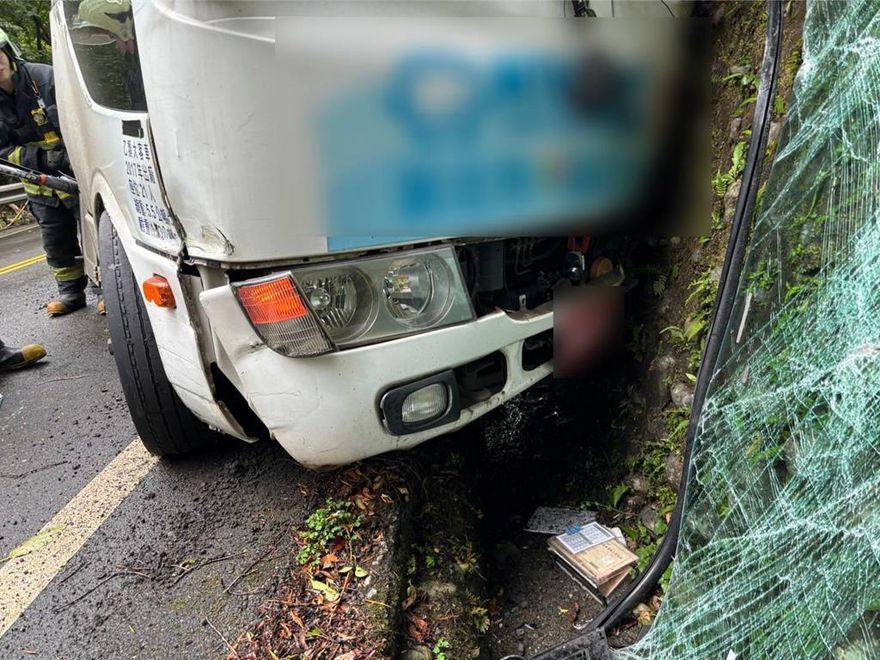 驚險！　平溪小巴撞山壁　駕駛受困、乘客臉部擦傷