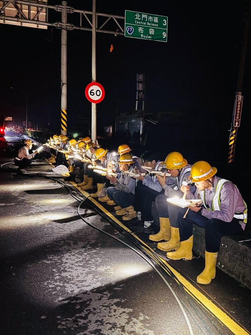 南部破18萬戶停電ing！維修員「坐路邊啃便當」　網友不捨
