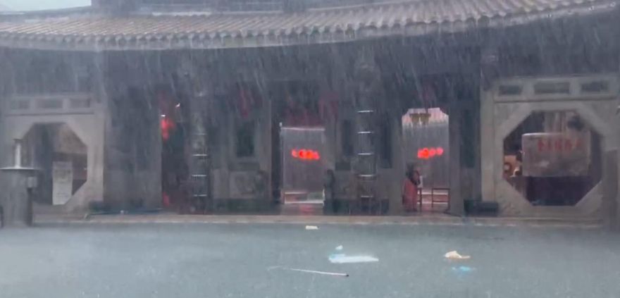 掃到颱風尾？彰化暴雨天后宮又泡水　民宅廁所湧噴泉