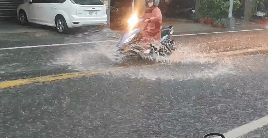 大雷雨襲4縣市！豪雨警戒範圍擴大　15縣市狂轟雨彈