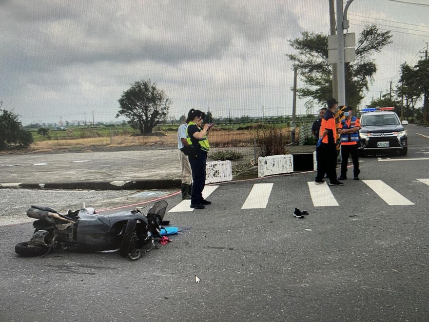 停電號誌沒亮！台南貨車對撞機車　61歲女喪命蓋白布