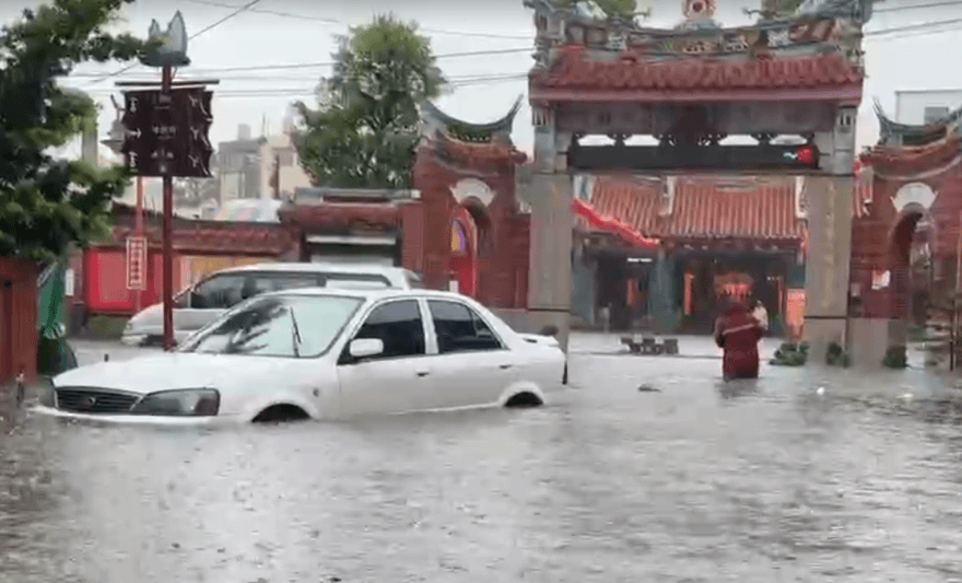 影/彰化暴雨！鹿港半日累積雨量257毫米　天后宮泡水變魚塭