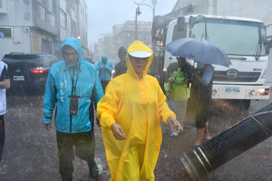 彰化暴雨狂炸大淹水！王惠美急視察、指示加派抽水機