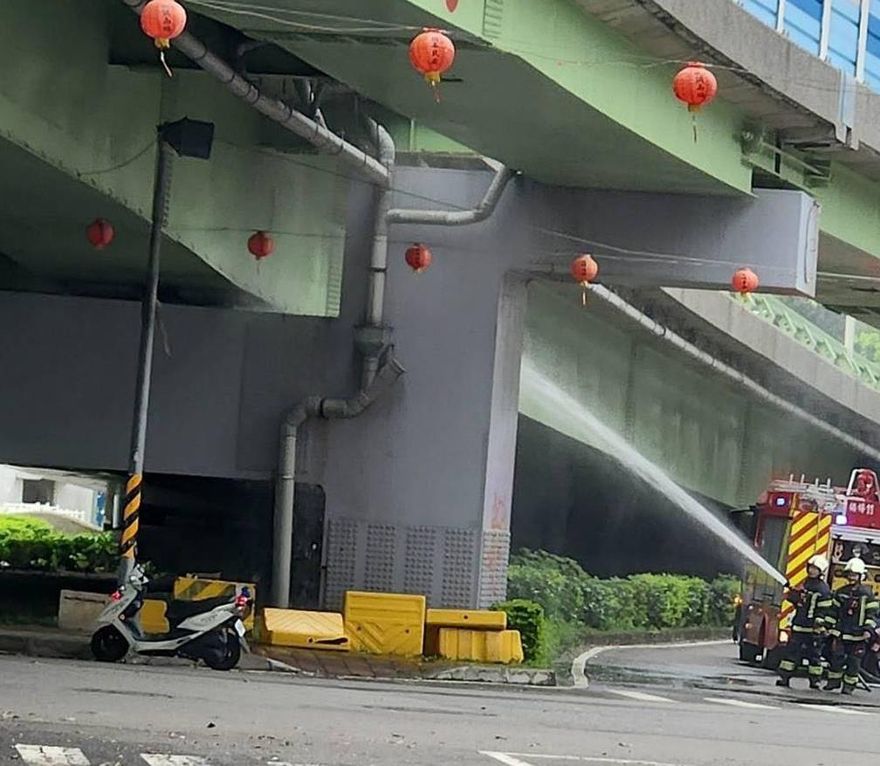 高雄德民新橋突冒煙！　消防迅速灑水斷電處理