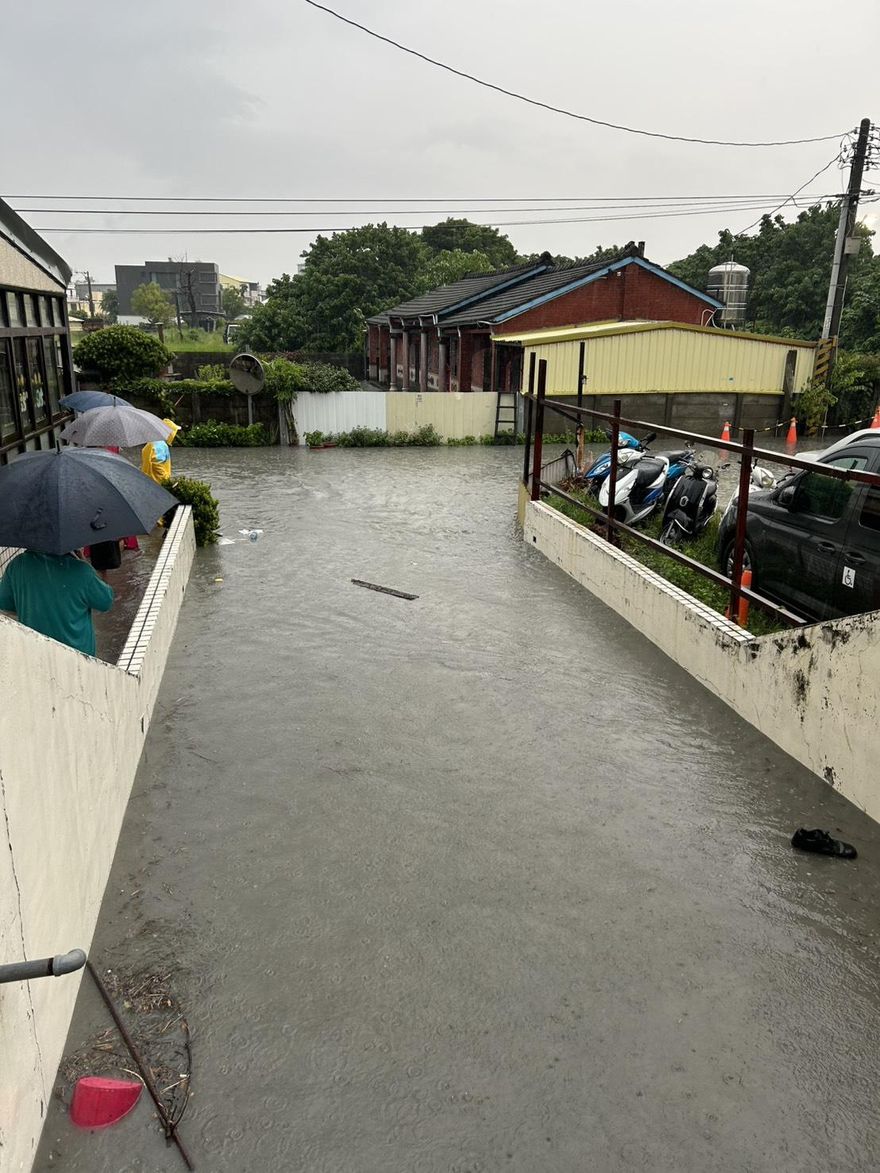 影/彰化豪雨釀災！埔心社區停車場變泳池　二林貨車墜天坑