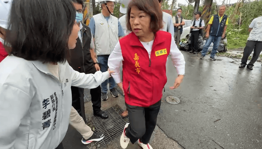 勘災滑倒安全帽噴飛！黃敏惠自嘲：還好屁股有肉