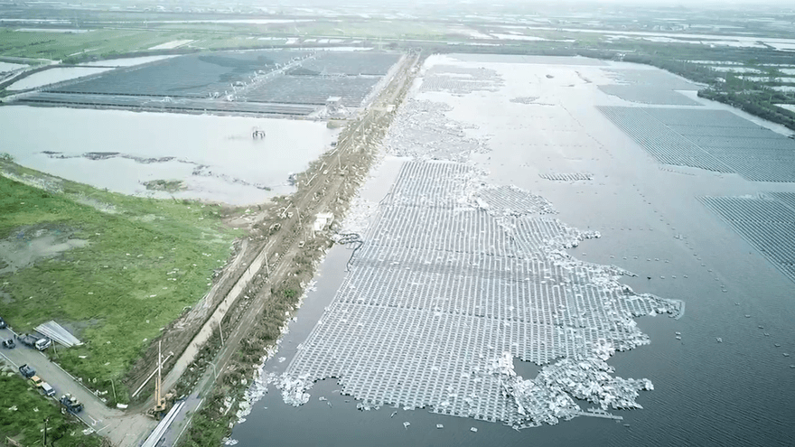影/怒吼的空拍！和山光電場「鬼剃頭」泥流　光電浮板變海廢