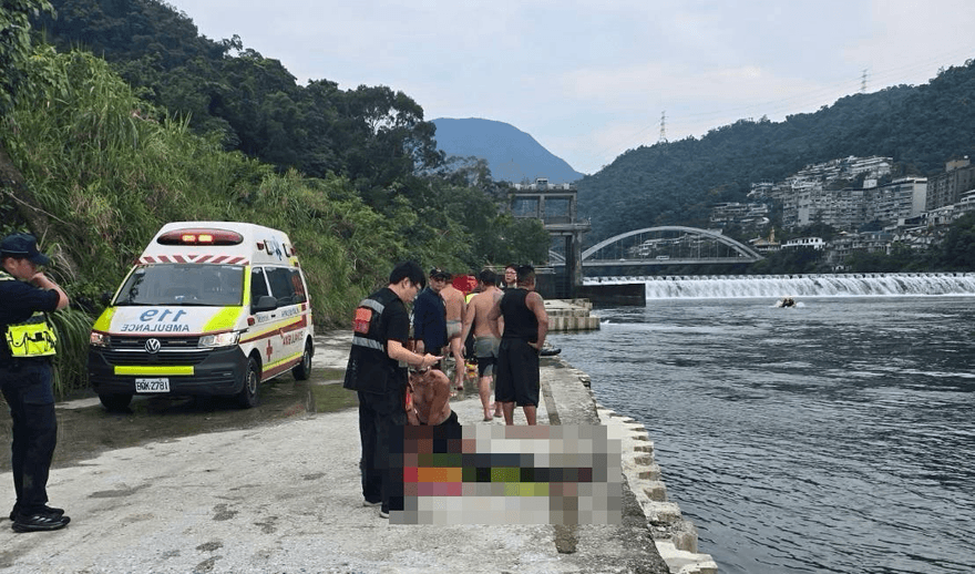 影/新店廣興橋下民眾溺水　橡皮艇翻覆3警義消落水4人命危