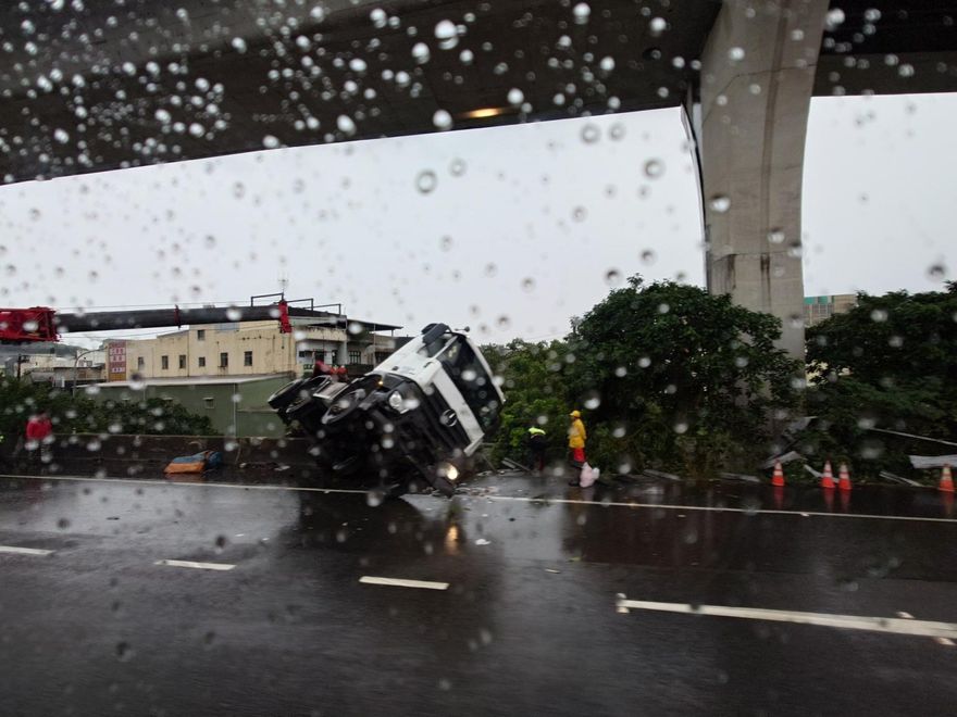 驚險！國1南崁北上入口聯結車撞路肩「半輛懸空」