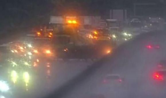 影/國3西湖段4大小車「雨中撞成一團」！傷亡不明全線封閉中