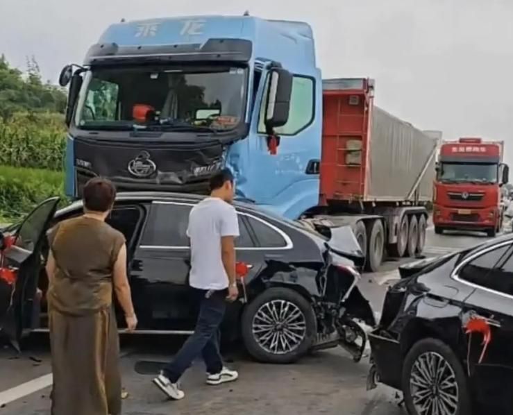 有夠衰！陸迎親車隊等紅綠燈…突遭大貨車「碰」衝撞多人傷