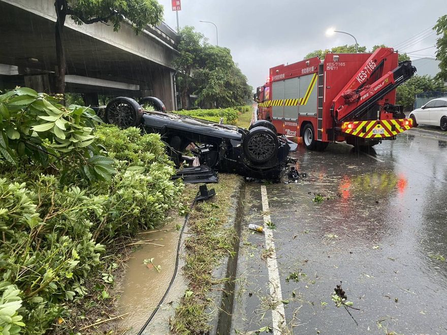 影/台中詭異解體車禍！自撞分隔島翻覆　駕駛乘客人間蒸發