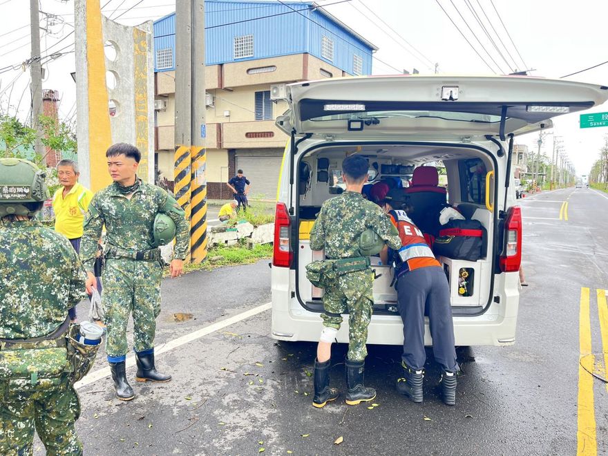 丹娜絲災後台南七股仍部分斷電　災區復原國軍受傷送醫