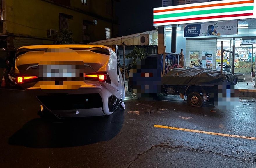 撞上違停車「整輛烏龜翻」！屏東男駕駛頸椎扭傷無大礙