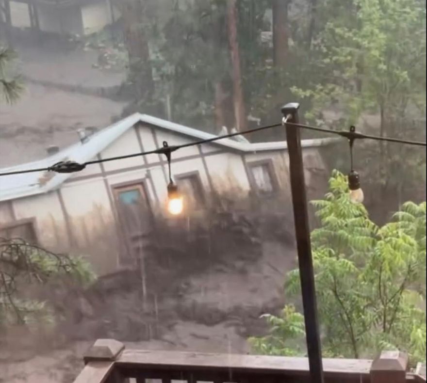 影/新墨西哥州山洪暴發進入緊急狀態　民眾直擊房屋遭洪水沖走