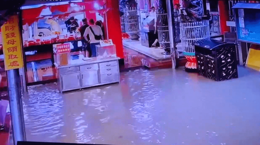 南投紫南宮遭雨炸！廟前廣場積水20公分 「10分鐘淹到小腿」
