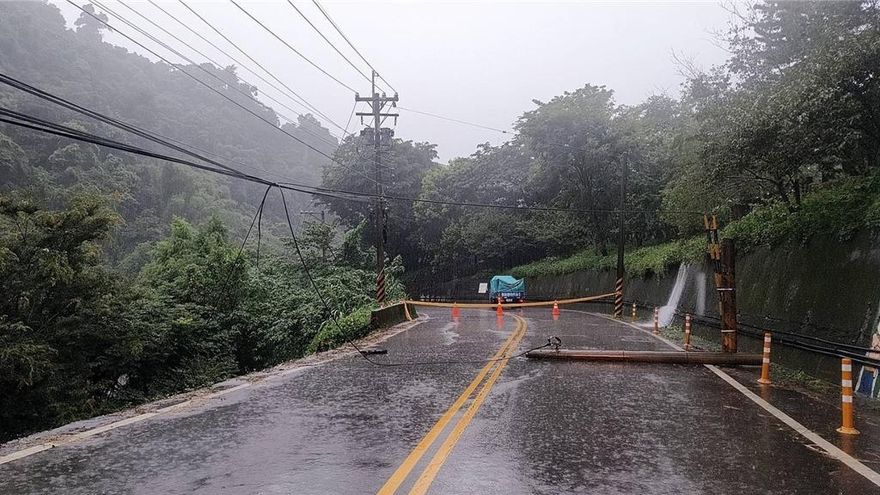 台中雨不停「路基掏空折斷電線桿」　新社區豐埔產業道路雙向中斷警封路