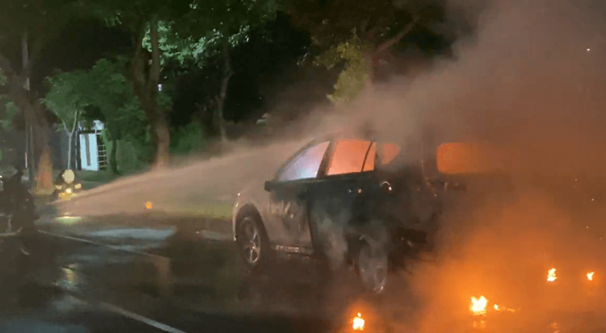 台東晚間爆恐怖火燒車！縣議員楊秋珍座車「燒成火球」