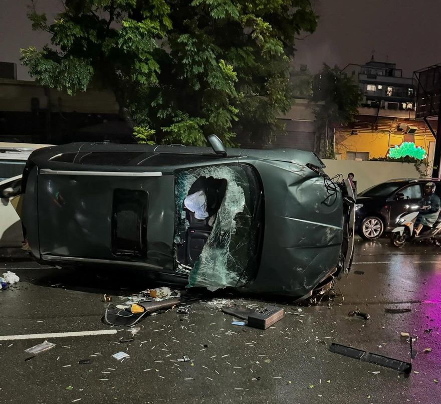 影/台中南區「大雨炸起人孔蓋」轎車慘翻　駕駛腰椎骨折送醫