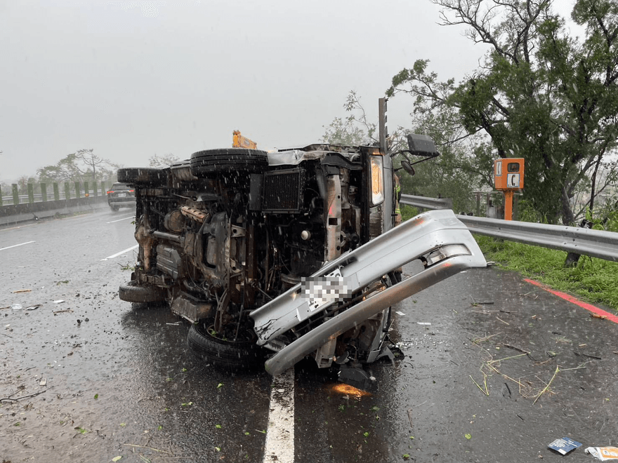 忠和國中棒球隊出事！廂型車國道打滑翻車　8人緊急送醫