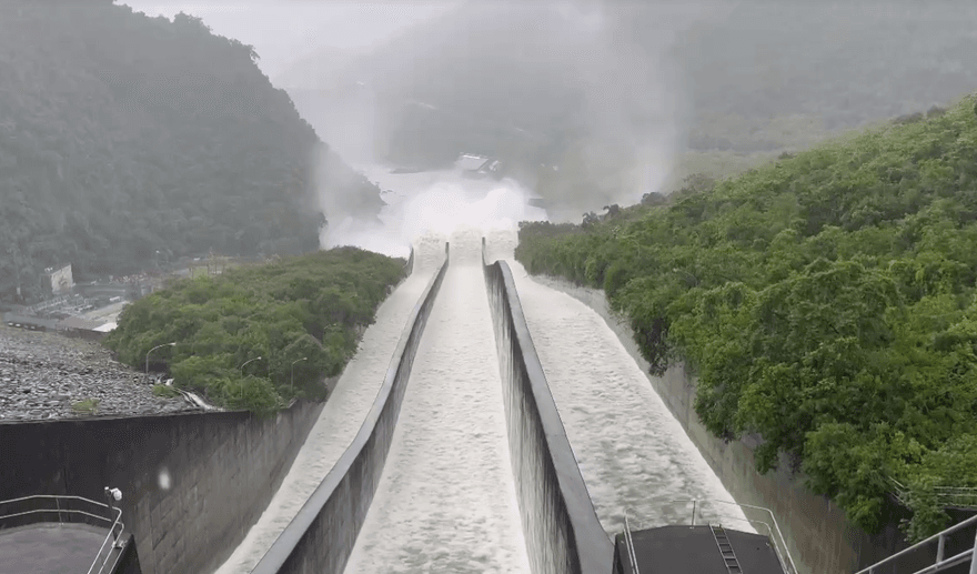 影/震撼！大雨讓蓄水暴增　曾文水庫「洩洪」畫面曝