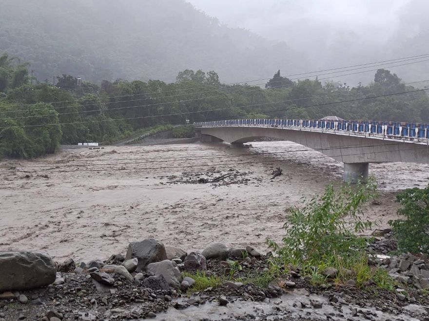 影/高雄山區暴雨！荖濃溪暴漲淹路面　南橫小心滾滾泥流