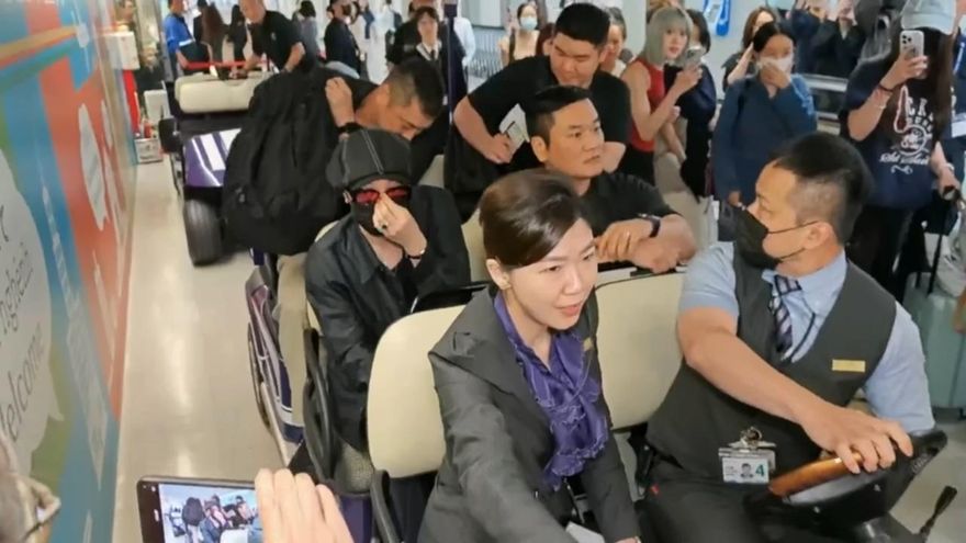 GD到了！睽違八年黑衣LOOK來台　面對鏡頭親切揮手