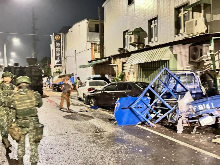 影/漢光演習出包！M109自走砲車衝撞桃園民宅毀多輛車