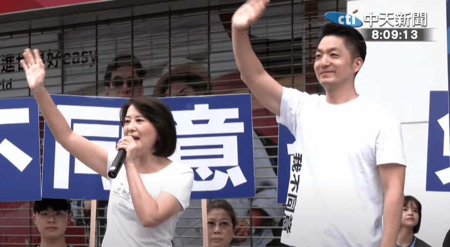 影/王鴻薇一早站路口催反罷免票　蔣萬安「穿上戰袍」現身相挺