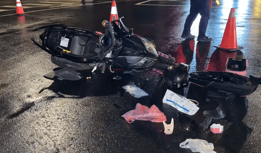 台中深夜路口死亡車禍！18歲「無照男」騎車遭撞不治