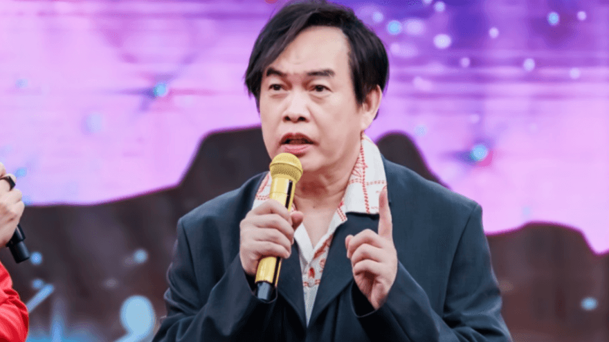 康康錄影「演過頭」突激動敲地板　手痛垮臉問：在笑什麼？