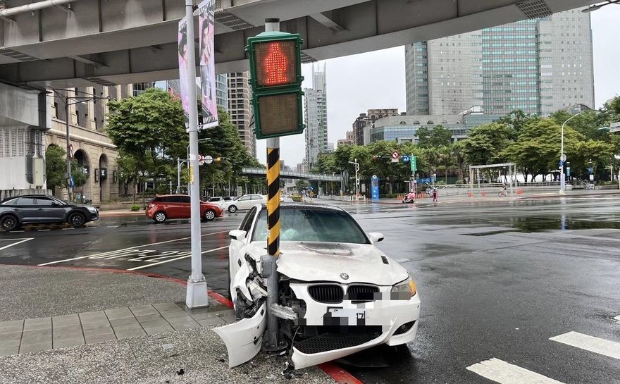 影/板橋車站前BMW撞斷號誌桿　駕駛竟無照