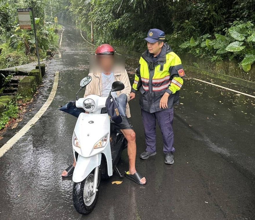 影/山中驚魂！8旬失智翁入山「尋過世親人」　警冒雨搜救