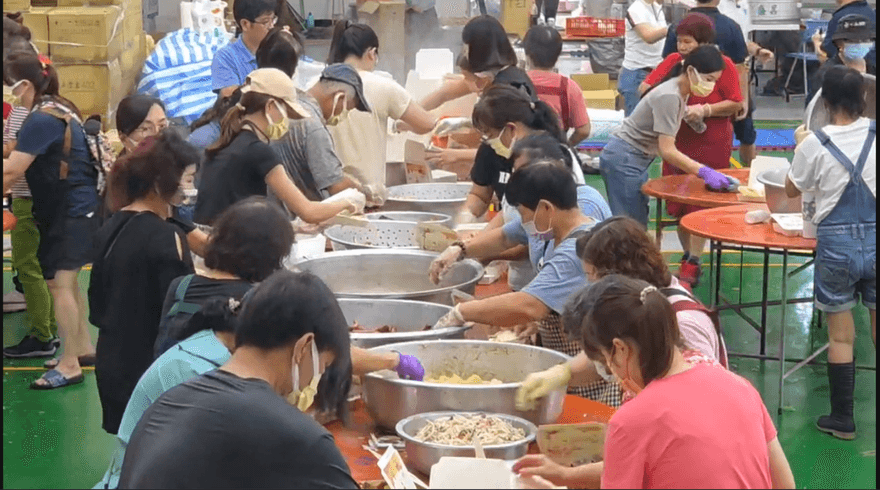 影/義竹百人義煮團　每日1萬份愛心便當溫暖災民