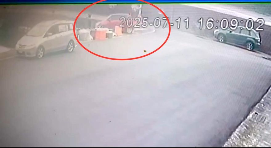 影/汽車連人帶車衝入新北水尾漁港　駕駛命危送醫