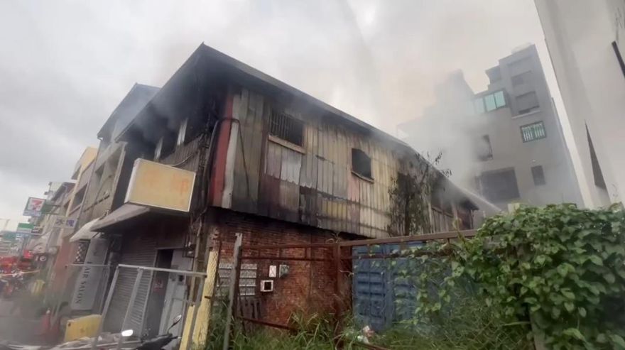 影/台中東區生薑倉庫竄濃煙！火勢波及3棟建築幸無人傷亡