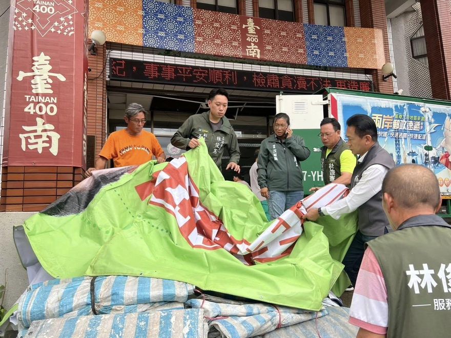 被酸「拆你帆布去救災」！林俊憲真的拆了　百面帆布運送災區遮屋頂