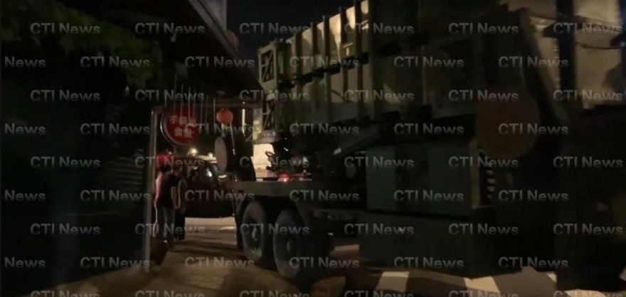 愛二飛彈發射車轉彎卡新店民宅雨棚　空軍最新回應
