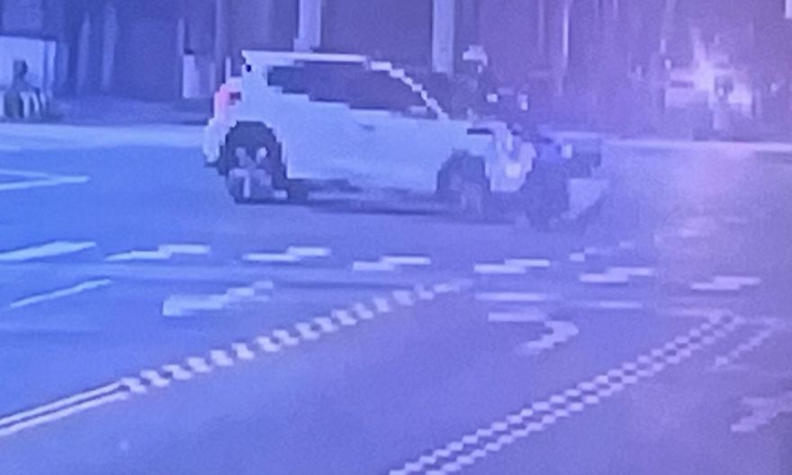 影/北市警凌晨騎機車鳴笛執勤遭撞飛急送醫　畫面曝光